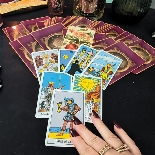 Sieben Tarotkarten mit der Sonne