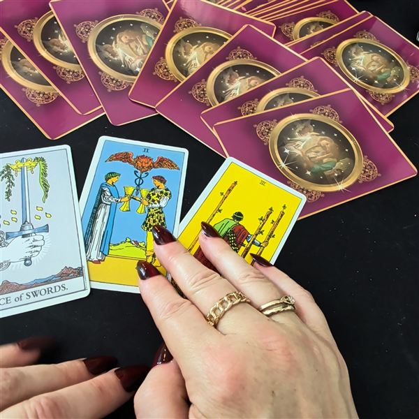 Simones Hand auf der Zwei der Kelche