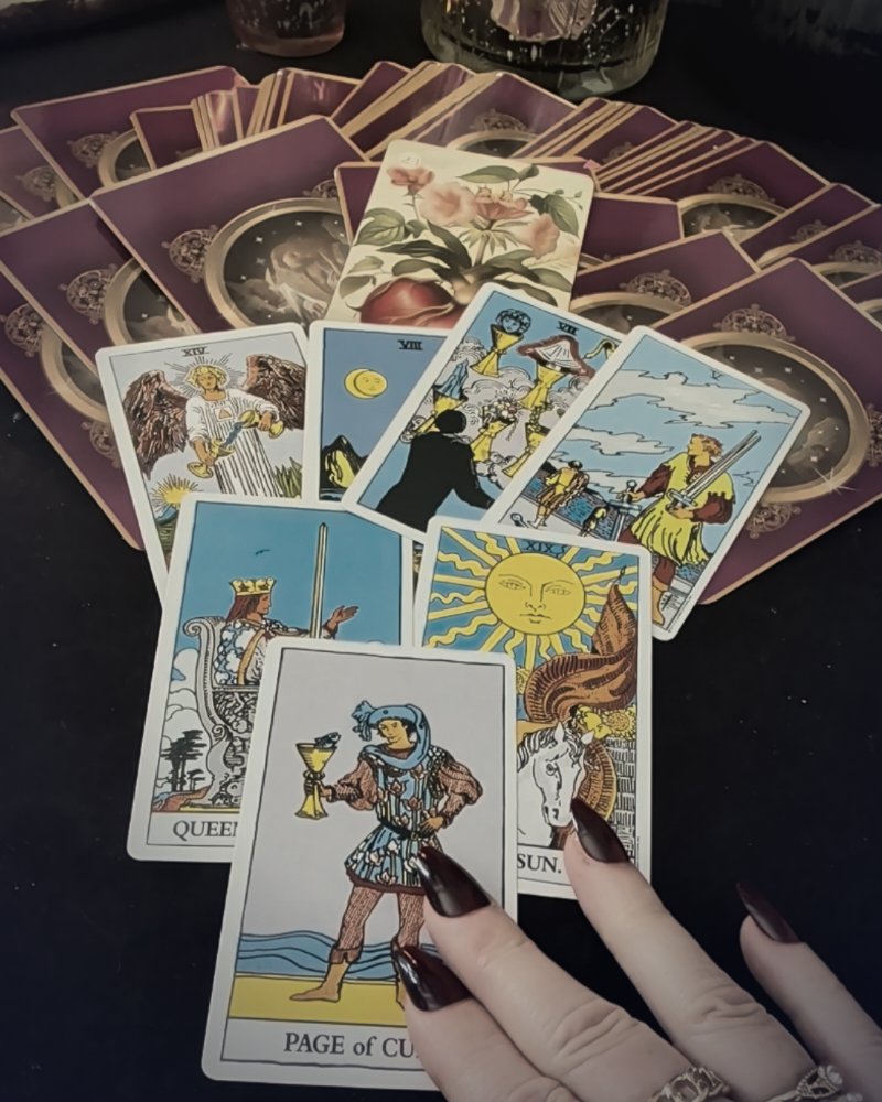 Seven tarot cards with the Sun