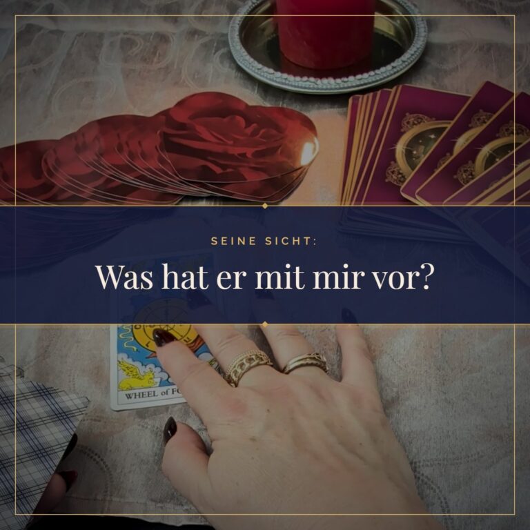 Was hat er mit mir vor? Hand auf dem Rad des Schicksals mit Kerze und Rosen